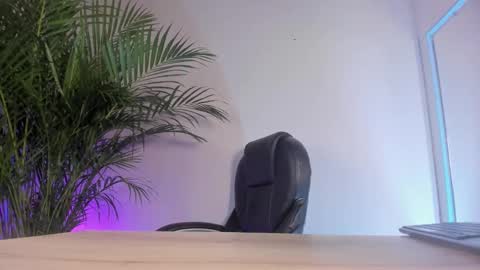 Snapshot of zoe_roux210949 chatting on February 18, 5:14 am Zoe online show from February 18, 5:14 am