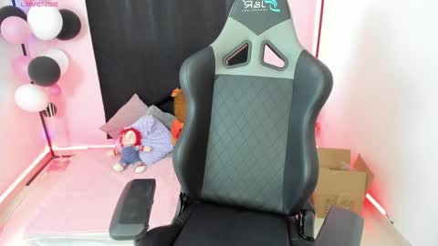 zoe_sullivan_ online show from December 15, 1:00 pm