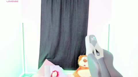 zoe_sullivan_ online show from December 31, 9:21 am