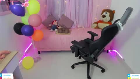 zoe_sullivan_ online show from November 12, 9:42 am