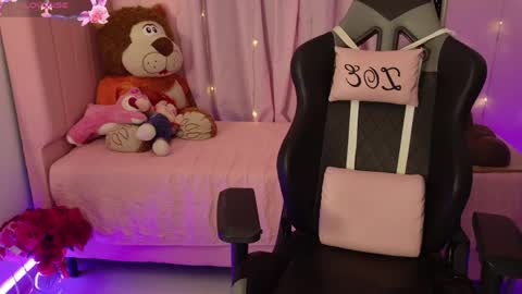 zoe_sullivan_ online show from June 1, 9:11 am