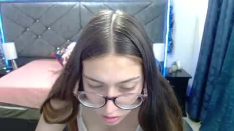 Snapshot of zoe_sweet050 chatting on December 22, 7:44 pm zoe_sweet050 online show from December 22, 7:44 pm