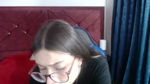 Snapshot of zoe_sweet050 chatting on January 5, 9:40 pm zoe_sweet050 online show from January 5, 9:40 pm