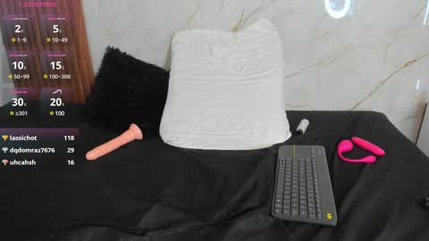 zoeameliie online show from February 16, 7:49 pm