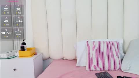 zoeameliie online show from October 8, 12:41 am