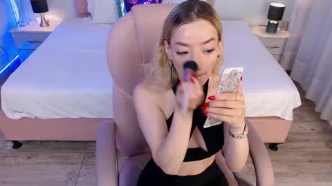 Snapshot of zoee_joness chatting on May 7, 2:11 pm zoe online show from May 7, 2:11 pm