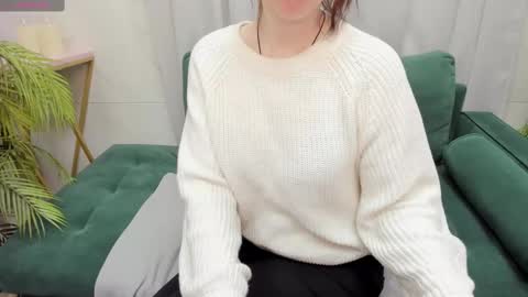 Snapshot of zoeeast chatting on February 19, 1:28 pm Zoe online show from February 19, 1:28 pm