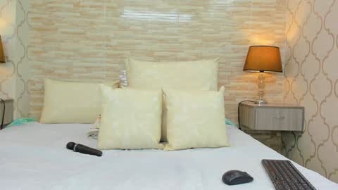 Snapshot of zoeesmitth chatting on December 16, 12:06 pm ZoeeSmitth online show from December 16, 12:06 pm