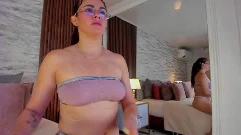 Snapshot of zoehiltonx chatting on May 30, 1:30 pm zoehiltonx online show from May 30, 1:30 pm