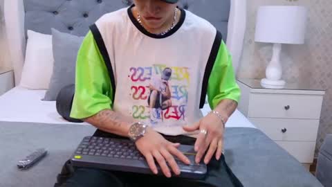 Zoe Krug online show from September 27, 12:10 pm