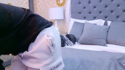 Zoe Krug online show from October 7, 4:15 pm