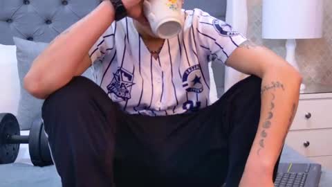 Zoe Krug online show from November 7, 11:43 am