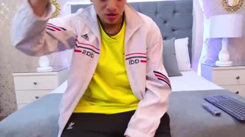 Zoe Krug online show from November 18, 11:36 am