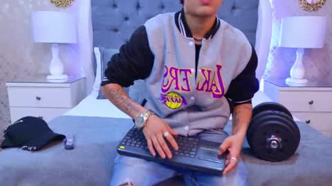 Zoe Krug online show from December 5, 11:41 am