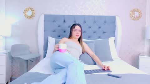 Snapshot of zoewilliis chatting on June 22, 11:07 am ZoeWilliis online show from June 22, 11:07 am