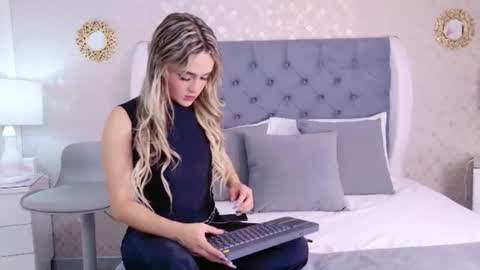 Snapshot of zoewilliis chatting on July 10, 1:25 pm ZoeWilliis online show from July 10, 1:25 pm