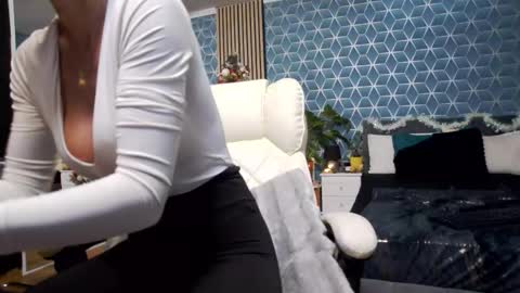 Zoey online show from December 2, 7:20 pm