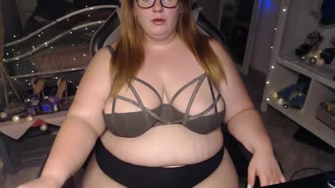 Snapshot of zoeyleyx chatting on December 14, 2:01 am zoeyleyx online show from December 14, 2:01 am