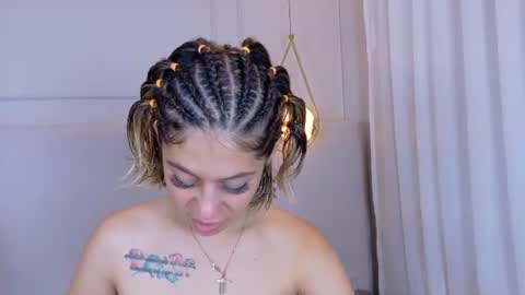 Snapshot of zoeypetit chatting on July 22, 1:25 pm Zoey online show from July 22, 1:25 pm