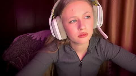 Snapshot of zofiahoetger chatting on February 22, 8:24 am Lisa online show from February 22, 8:24 am