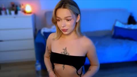 Snapshot of zuzzixx chatting on November 7, 6:35 am zuzzixx online show from November 7, 6:35 am