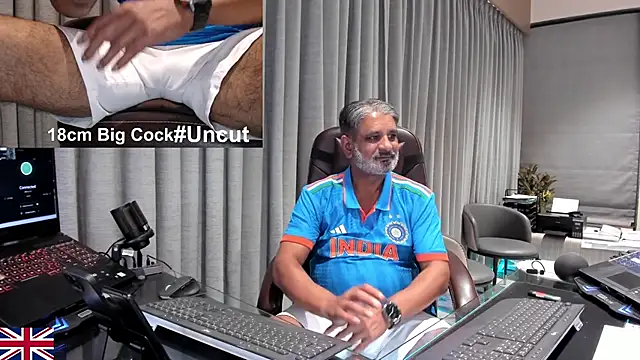 Snapshot of OnlineBossUK chatting on April 21, 1:42 am OnlineBossUK online show from April 21, 1:42 am