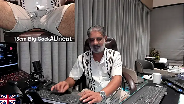 Snapshot of OnlineBossUK chatting on April 29, 5:30 pm OnlineBossUK online show from April 29, 5:30 pm