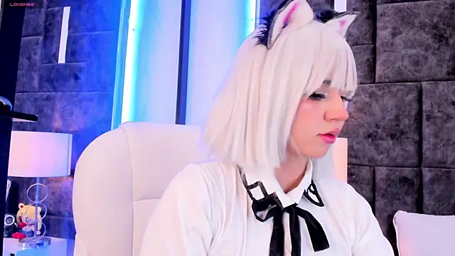 Snapshot of Petit-Rosse chatting on December 10, 11:40 pm Petit-Rosse online show from December 10, 11:40 pm