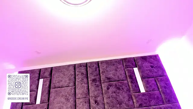 Snapshot of Petit-Rosse chatting on March 3, 11:03 pm Petit-Rosse online show from March 3, 11:03 pm