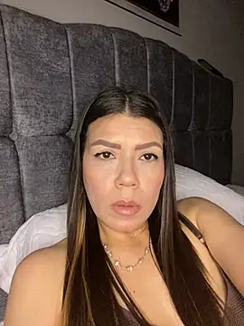 Snapshot of martina_contreras chatting on February 22, 6:13 am martina contreras online show from February 22, 6:13 am