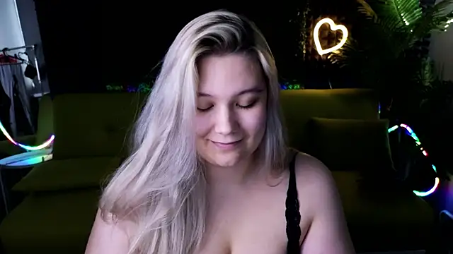 Snapshot of DjennaPalme chatting on December 18, 5:04 am DjennaPalme online show from December 18, 5:04 am