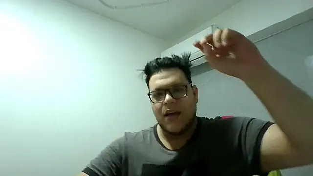 Snapshot of batman2433 chatting on October 31, 7:26 pm batman2433 online show from October 31, 7:26 pm