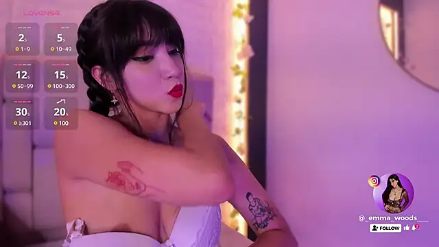 Snapshot of emma_woods_ chatting on December 5, 6:33 pm emma woods online show from December 5, 6:33 pm