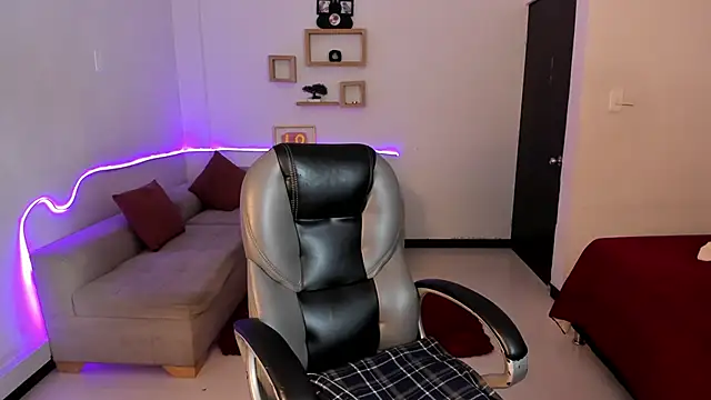 Kristen Garner online show from December 3, 7:23 pm