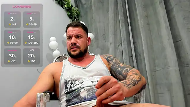 Snapshot of musclemonster31 chatting on February 11, 8:48 am musclemonster31 online show from February 11, 8:48 am