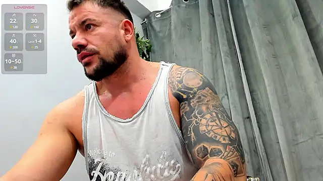 Snapshot of musclemonster31 chatting on February 12, 5:37 am musclemonster31 online show from February 12, 5:37 am