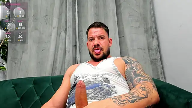 Snapshot of musclemonster31 chatting on February 15, 1:31 am musclemonster31 online show from February 15, 1:31 am