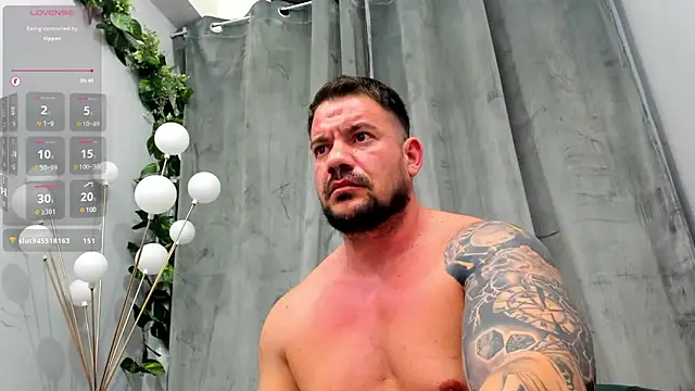 Snapshot of musclemonster31 chatting on February 15, 4:36 am musclemonster31 online show from February 15, 4:36 am