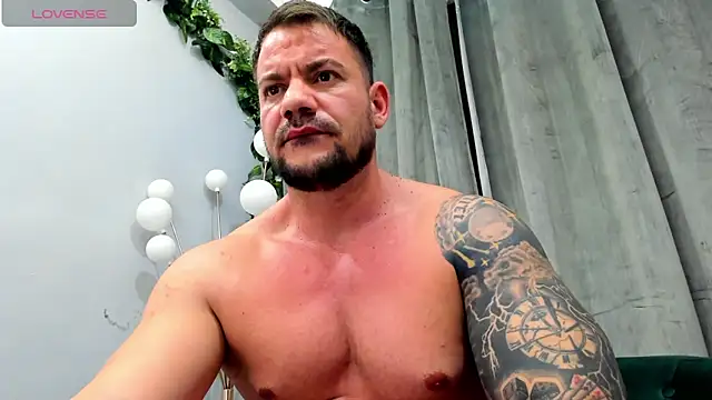 Snapshot of musclemonster31 chatting on February 17, 10:14 pm musclemonster31 online show from February 17, 10:14 pm