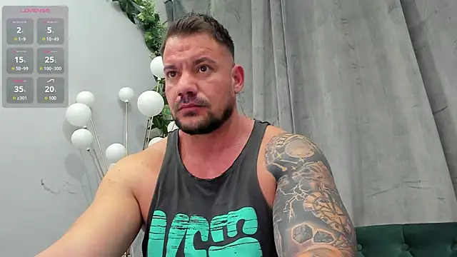 Snapshot of musclemonster31 chatting on February 22, 6:06 am musclemonster31 online show from February 22, 6:06 am