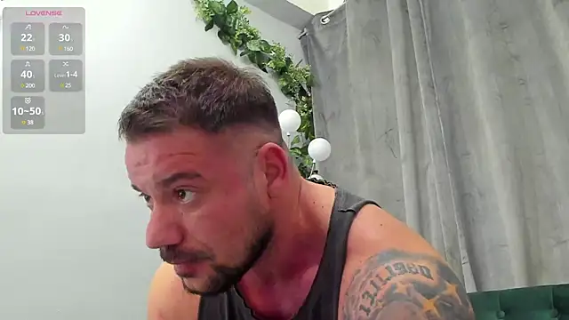 Snapshot of musclemonster31 chatting on February 23, 5:23 am musclemonster31 online show from February 23, 5:23 am