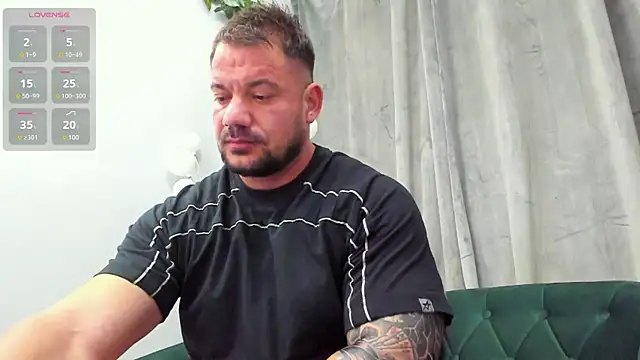 Snapshot of musclemonster31 chatting on February 24, 5:43 am musclemonster31 online show from February 24, 5:43 am