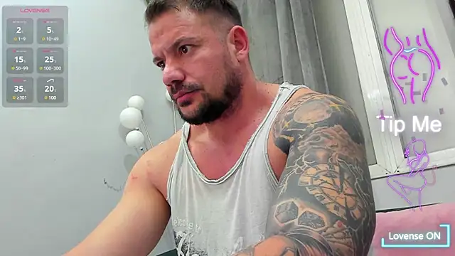 Snapshot of musclemonster31 chatting on March 11, 11:48 pm musclemonster31 online show from March 11, 11:48 pm