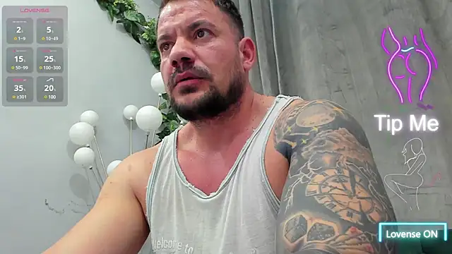 Snapshot of musclemonster31 chatting on March 13, 1:54 am musclemonster31 online show from March 13, 1:54 am