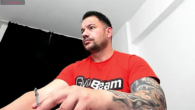 Snapshot of musclemonster31 chatting on November 8, 4:12 am musclemonster31 online show from November 8, 4:12 am