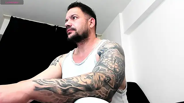 Snapshot of musclemonster31 chatting on December 21, 11:56 pm musclemonster31 online show from December 21, 11:56 pm