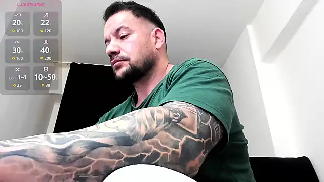 Snapshot of musclemonster31 chatting on February 10, 2:15 am musclemonster31 online show from February 10, 2:15 am