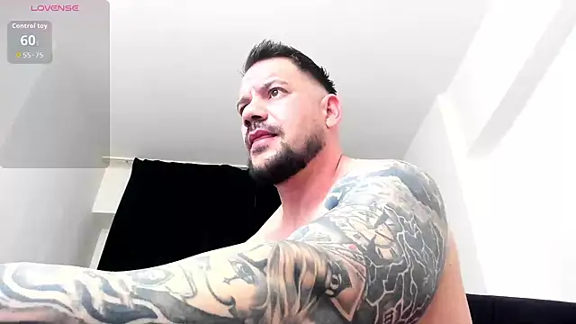 Snapshot of musclemonster31 chatting on March 3, 4:07 am musclemonster31 online show from March 3, 4:07 am