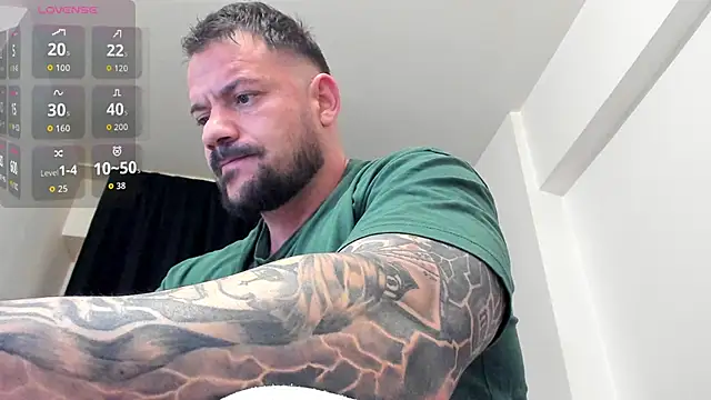 Snapshot of musclemonster31 chatting on April 9, 1:16 pm musclemonster31 online show from April 9, 1:16 pm
