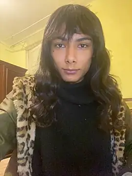 Snapshot of calliemaggotbone chatting on December 16, 12:21 pm calliemaggotbone online show from December 16, 12:21 pm